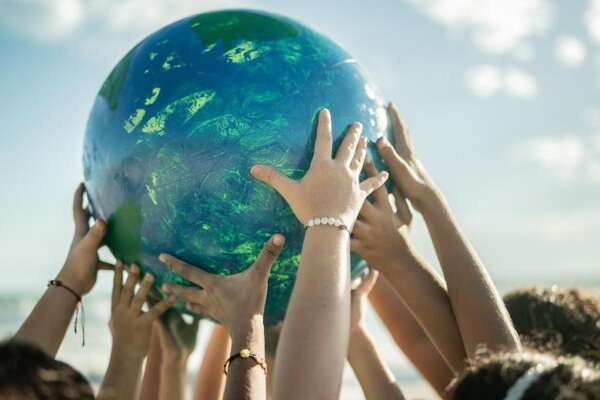 Altro che individualismo, e odio social, la vera libertà ci vuole solidali: il nuovo paradigma del futuro