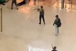 Attentato a Mosca, strage di innocenti al concerto. Crocus City Hall in fiamme rischia di crollare: i video del terribile attacco terroristico