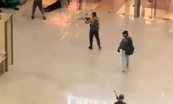 Attentato a Mosca, strage di innocenti al concerto. Crocus City Hall in fiamme rischia di crollare: i video del terribile attacco terroristico