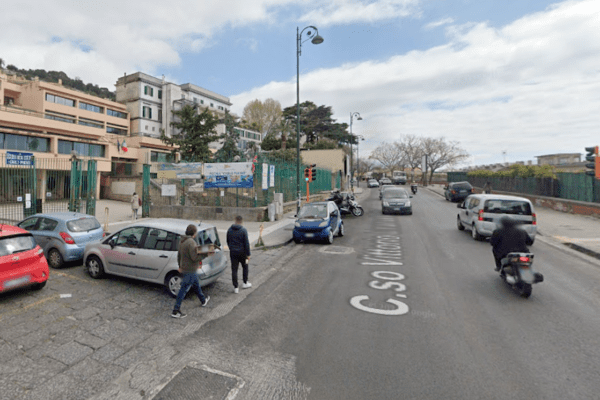 Donna travolta sulle strisce fuori scuola, l’allarme di genitori e residenti: “Dissuasori e vigili al Corso Vittorio Emanuele”