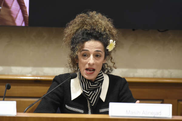 Masih Alinejad, la donna più odiata dagli Ayatollah: “Cestiniamo l’hijab, io sono il vento tra i capelli”