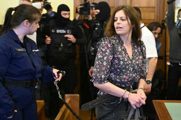 Il nuovo caso Ilaria Salis è tedesco: l’antifascista Maja T. arrestata ed estradata a Budapest. È di genere non binario, timore per le condizioni in carcere Il nuovo caso Ilaria Salis è tedesco: l’antifascista Maja T. arrestata ed estradata a Budapest. È di genere non binario, timore per le condizioni in carcere