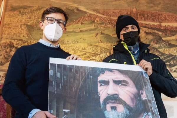 Dalla foto con Nardella allo scatto con Putin, la storia del filo-russo Jorit