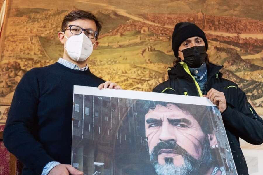 Dalla foto con Nardella allo scatto con Putin, la storia del filo-russo Jorit