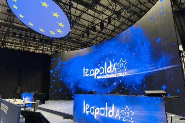 La Leopolda riparte della donne: dal padre di Ilaria Salis all’iraniana, senza velo, Nasim Eshqi