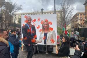 Roma, al corteo pro Palestina una foto di Meloni e Netanyahu con mani insanguinate