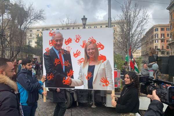 Roma, al corteo pro Palestina una foto di Meloni e Netanyahu con mani insanguinate