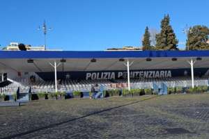 Il ‘gioco’ dell’agente penitenziario, in piazza del Popolo la realtà virtuale per simulare il carcere e il brivido di essere scortati