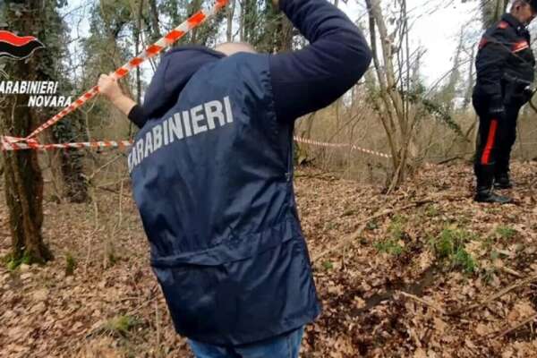Uccide e seppellisce la madre per amore della pensione e di una giovane brasiliana, poi inventa: “E’ dal fratello (morto)”. Tradito da una vite Uccide e seppellisce la madre per amore della pensione e di una giovane brasiliana, poi inventa: “E’ dal fratello (morto)”. Tradito da una vite
