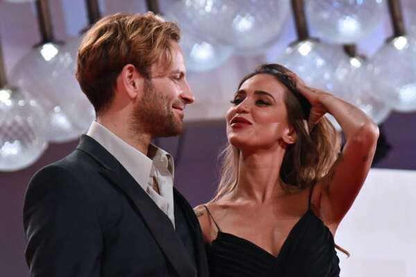 Alessandro Borghi e la fidanzata Irene Forti