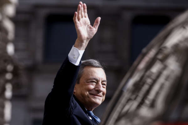 Foto Cecilia Fabiano/LaPresse 23-10-2022 Roma, Italia – Politica – Palazzo Chigi – Insediamento della Presidente del Consiglio Giorgia Meloni – Nella Foto : Mario Draghi
October 22 , 2022 Rome, Italy – Politics – Palazzo Chigi – Isettlement of the prime minister Giorgia Meloni – In the photo: Mario Draghi Foto Cecilia Fabiano/LaPresse 23-10-2022 Roma, Italia – Politica – Palazzo Chigi – Insediamento della Presidente del Consiglio Giorgia Meloni – Nella Foto : Mario Draghi
October 22 , 2022 Rome, Italy – Politics – Palazzo Chigi – Isettlement of the prime minister Giorgia Meloni – In the photo: Mario Draghi