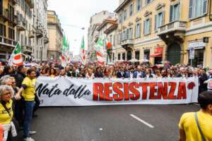 Cosa si festeggia il 25 aprile: la resistenza “diventata moda” e la lotta al governo Meloni che “usa metodi simili”