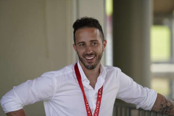 Incidente Andrea Dovizioso ‘grave ma non in pericolo di vita’ per un trauma cranico: le parole di Alessandra Rossi e la carriera dell’ex MotoGp