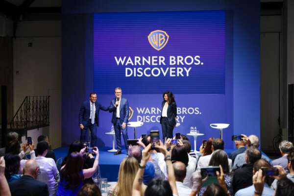 Terzo polo televisivo, Discovery fa sul serio: se Cairo vende, nasce Cnn Italia (con Mentana e Ranucci)