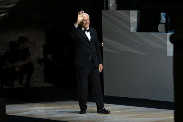 Giorgio Armani Spa nei guai “fabbriche abusive e caporalato da sette anni”. Il tribunale di milano commissaria il colosso della moda Giorgio Armani Spa nei guai “fabbriche abusive e caporalato da sette anni”. Il tribunale di milano commissaria il colosso della moda