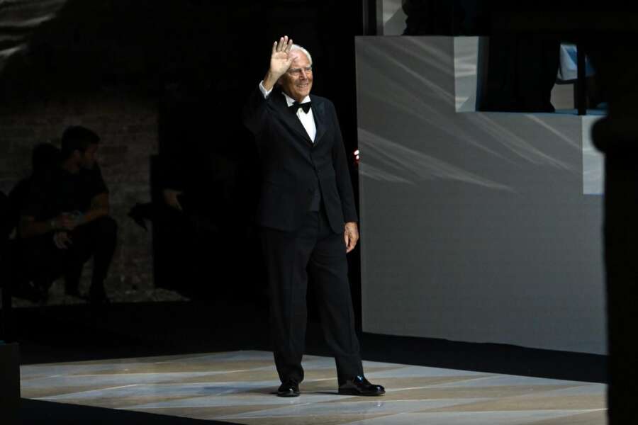 Giorgio Armani Spa nei guai “fabbriche abusive e caporalato da sette anni”. Il tribunale di milano commissaria il colosso della moda