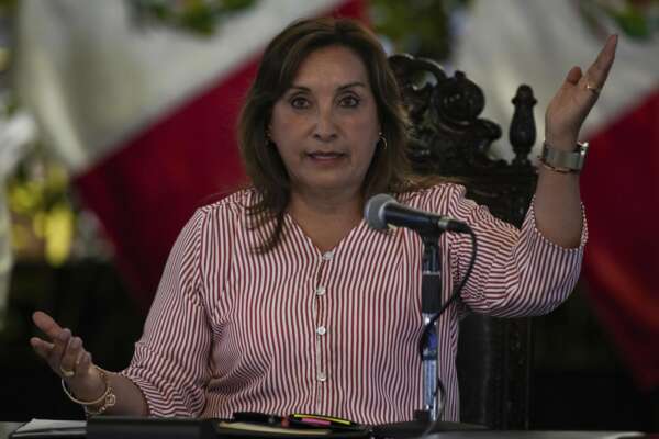 Perù, il mistero dei Rolex della Presidente Boluarte: la perquisizione della Polizia va a vuoto e intanto cambiano sei ministri