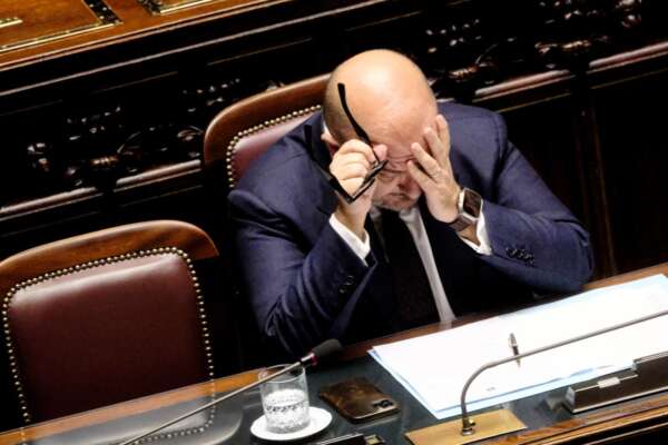 Sangiuliano risponde alla gaffe su Londra “A volte Piccadilly la chiamano Times Square”. Il web: “Ha ragione, non è ministro Geografia”. Tutti i lapsus del ministro della cultura