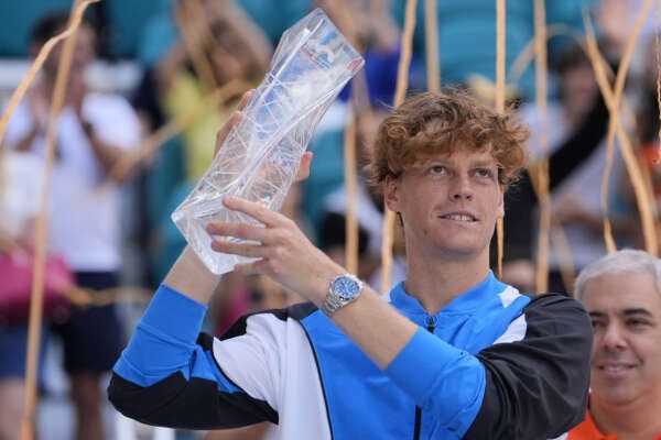 Jannik Sinner, of Italy, holds the Butch Buchholz trophy after winning the men’s singles final at the Miami Open tennis tournament against Grigor Dimitrov, of Bulgaria, Sunday, March 31, 2024, in Miami Gardens, Fla. (AP Photo/Lynne Sladky)