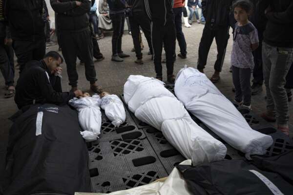 Gaza scoperte fosse comuni: Israele accelera offensiva su Rafah contro parere degli Usa