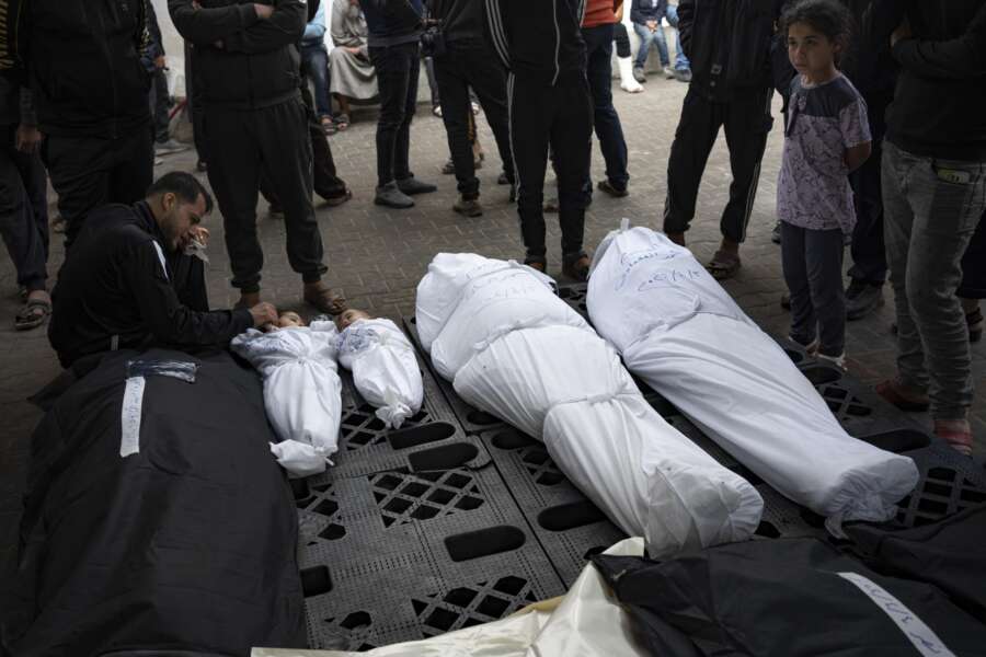 Gaza scoperte fosse comuni: Israele accelera offensiva su Rafah contro parere degli Usa