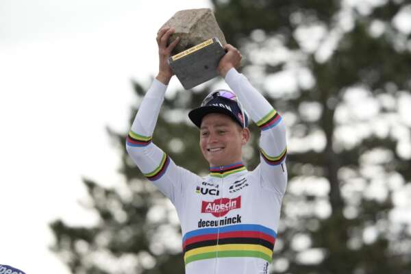 Van der Poel fa doppietta alla Parigi-Roubaix: la gara più veloce e la fuga di 59 km. Assolo da record per il Campione del Mondo