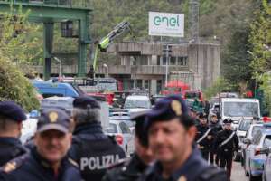 Suviana, i docenti che hanno salvato gli alunni in gita: “Scappati dopo i primi fumi, poi l’esplosione e il forte spostamento d’aria. Per fortuna eravamo già in pullman” Suviana, i docenti che hanno salvato gli alunni in gita: “Scappati dopo i primi fumi, poi l’esplosione e il forte spostamento d’aria. Per fortuna eravamo già in pullman”