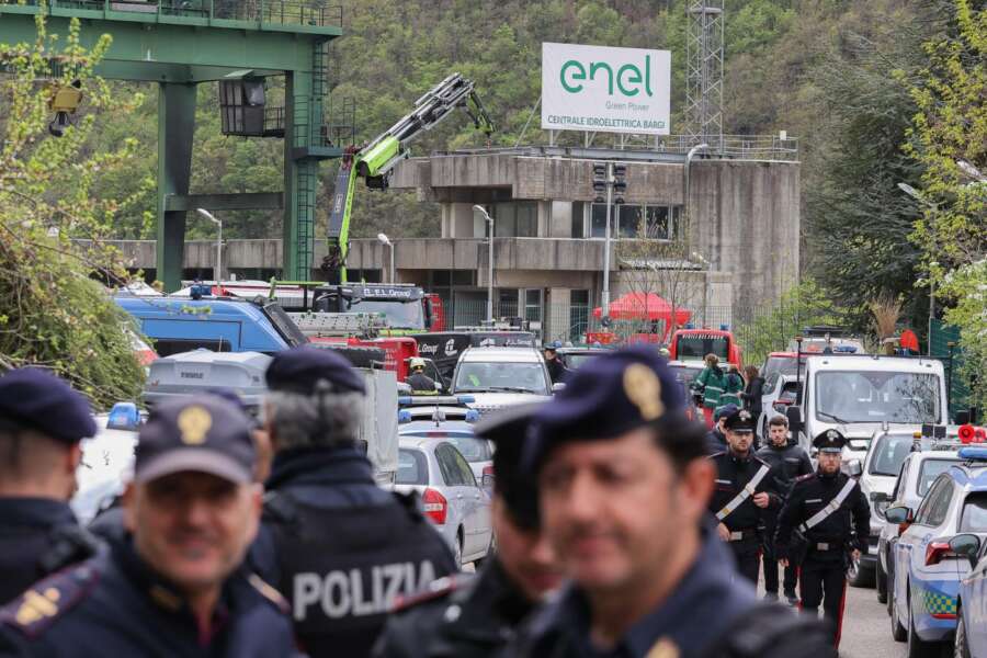 Suviana, i docenti che hanno salvato gli alunni in gita: “Scappati dopo i primi fumi, poi l’esplosione e il forte spostamento d’aria. Per fortuna eravamo già in pullman”