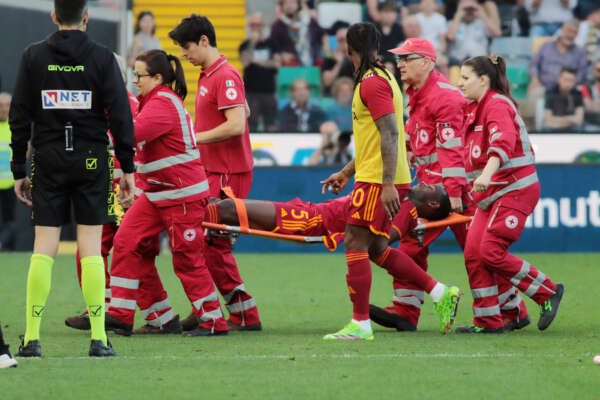 Come sta Evan N’Dicka: malore in campo, Udinese-Roma sospesa. De Rossi: “I giocatori non se la sentono”