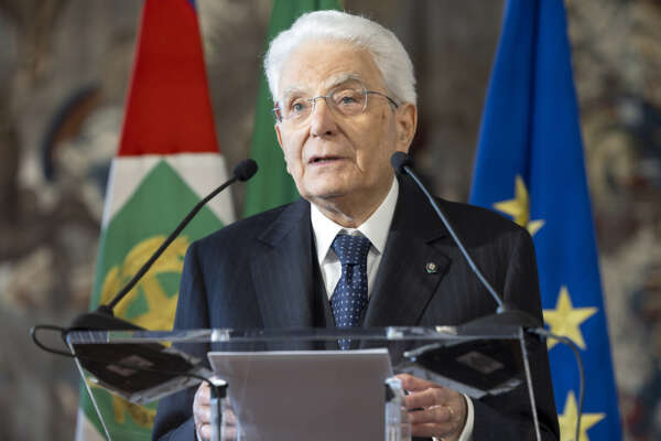 Mattarella illumina la via per la pace. Nato nel nostro dna: “Ora difesa comune Ue subito” Mattarella illumina la via per la pace. Nato nel nostro dna: “Ora difesa comune Ue subito”
