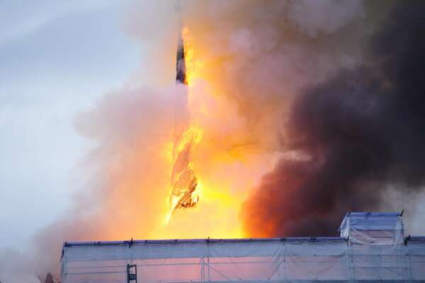 Crolla la guglia della Borsa di Copenaghen: danesi in lacrime assistono alla scena ‘spettacolo terribile per la Notre-Dame della Danimarca’. Video