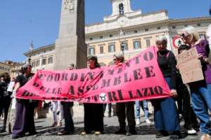 Gli anti-abortisti nei consultori: passa la riforma ed è scontro sulle regole