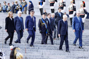 Il presidente del Consiglio Giorgia Meloni, il presidente del Senato Ignazio La Russa, il presidente della Camera Lorenzo Fontana e il presidente della Repubblica Sergio Mattarella durante la cerimonia all’Altare della Patria per il 79mo anniversario della Liberazione. Roma, Giovedì, 25 aprile 2024 (Foto Roberto Monaldo / LaPresse)
Prime Minister Giorgia Meloni, president of the Senate Ignazio La Russa, president of the Chamber of deputies Lorenzo Fontana and the president of the Republic Sergio Mattarella during the ceremony at the Altar of the Fatherland for the 79th anniversary of the Liberation. Rome, Thursday, April 25, 2024 (Photo by Roberto Monaldo / LaPresse) Il presidente del Consiglio Giorgia Meloni, il presidente del Senato Ignazio La Russa, il presidente della Camera Lorenzo Fontana e il presidente della Repubblica Sergio Mattarella durante la cerimonia all’Altare della Patria per il 79mo anniversario della Liberazione. Roma, Giovedì, 25 aprile 2024 (Foto Roberto Monaldo / LaPresse)
Prime Minister Giorgia Meloni, president of the Senate Ignazio La Russa, president of the Chamber of deputies Lorenzo Fontana and the president of the Republic Sergio Mattarella during the ceremony at the Altar of the Fatherland for the 79th anniversary of the Liberation. Rome, Thursday, April 25, 2024 (Photo by Roberto Monaldo / LaPresse)