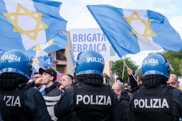 25 aprile di scontri: Gualtieri ricorda i partigiani Salis padre legge la lettera di Ilaria dal carcere