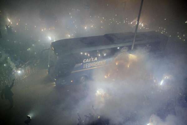 Bus contro processione di Pasqua: morti e feriti tra la folla in preghiera e la fuga dell’autista