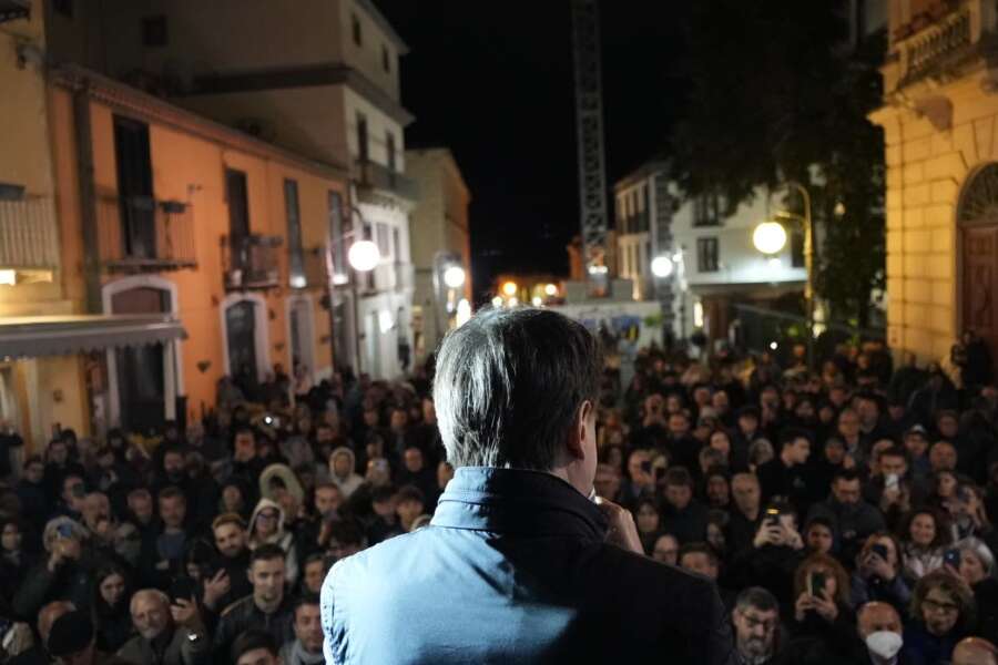 Basilicata, più persone per James Bond che per Conte, Bardi e il trasporto pubblico in elicottero, un ministro a scuola dopo 30 anni