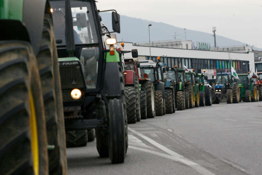 ©Lapresse
07-03-2008 Brescia, Italia
Cronaca
Copagri, protesta per le quote ” latte la marcia dei trattori ”
Nella foto: assembramento nel piazzale dell’ Ortomercato