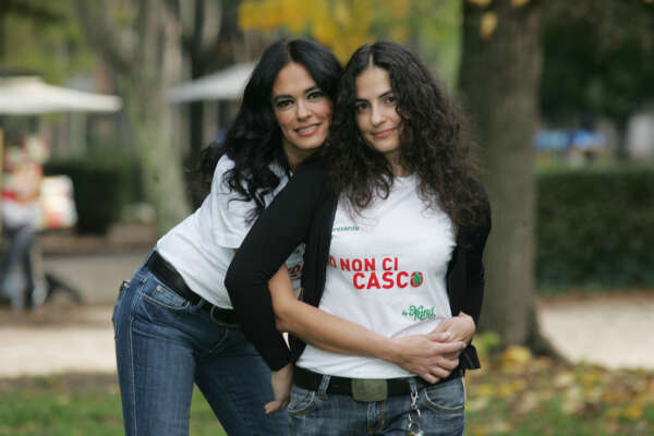 Maria Grazia Cucinotta, la dedica alla sorella Giovanna, gli svenimenti e la malattia. “La notizia che ti gela il sangue” ma tu “continua a lottare, il nostro amore è infinito”