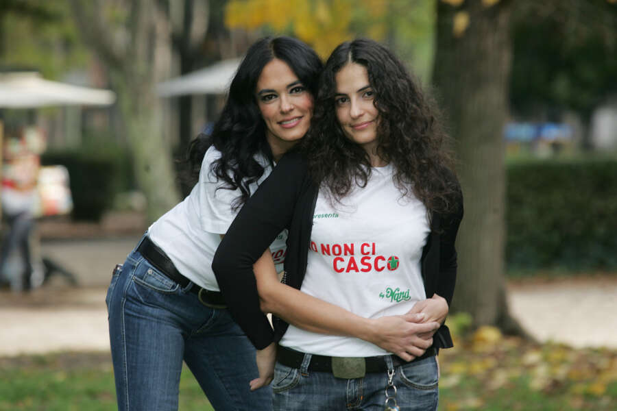 Maria Grazia Cucinotta, la dedica alla sorella Giovanna, gli svenimenti e la malattia. “La notizia che ti gela il sangue” ma tu “continua a lottare, il nostro amore è infinito”