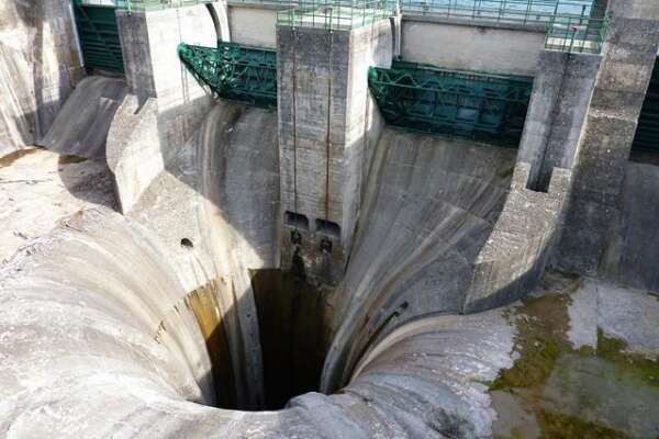 Il lago artificiale di Suviana per l’energia elettrica realizzato negli anni ’20: la centrale di Bargi è immersa per tre quarti