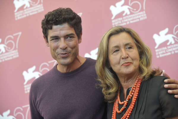 Gian Mattia D’Alberto / lapresse
01-09-2010 Venezia
spettacolo
67ma Mostra Internazionale del cinema di Venezia
Photocall Vittorio racconta Gassman
nella foto: Alessandro, Paola e Jacopo Gassmann
Gian Mattia D’Alberto / lapresse
01-09-2010 Venice
67th Venice Film Festival
Vittorio racconta Gassman photocall
in the photo: Alessandro, Paola and Jacopo Gassmann Gian Mattia D’Alberto / lapresse
01-09-2010 Venezia
spettacolo
67ma Mostra Internazionale del cinema di Venezia
Photocall Vittorio racconta Gassman
nella foto: Alessandro, Paola e Jacopo Gassmann
Gian Mattia D’Alberto / lapresse
01-09-2010 Venice
67th Venice Film Festival
Vittorio racconta Gassman photocall
in the photo: Alessandro, Paola and Jacopo Gassmann