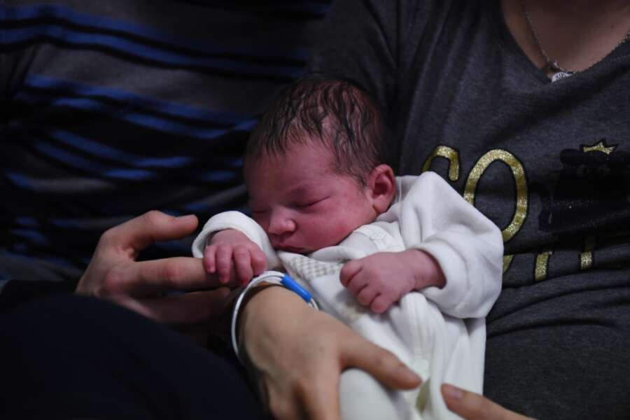 Appello dei medici “non scuotete il vostro neonato”: la sindrome del bambino scosso porta al coma o alla morte del feto ‘comportamento diffuso e molto pericoloso’