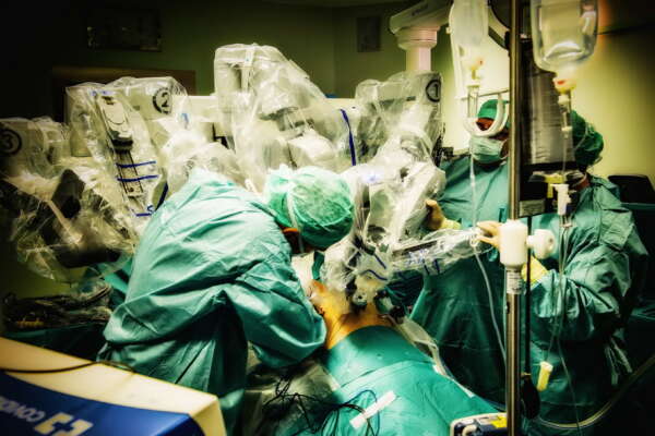 Foto Tiziano Manzoni /LaPresse
cronaca
21/6//2019   Bergamo – ITALIA 
Ospedale Papa Giovanni XXIII Bergamo nella foto: 
Nella Foto   sistema robotico Da Vinci, per la chirurgia mininvasiva –  il roboto in uso in sala operatoria