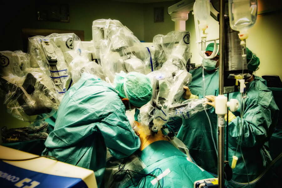 Foto Tiziano Manzoni /LaPresse
cronaca
21/6//2019   Bergamo – ITALIA 
Ospedale Papa Giovanni XXIII Bergamo nella foto: 
Nella Foto   sistema robotico Da Vinci, per la chirurgia mininvasiva –  il roboto in uso in sala operatoria