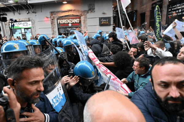 Pesanti scontri tra manifestanti anti-Nato e polizia a Napoli: il corteo in protesta diretto verso il San Carlo al concerto per i 75 anni