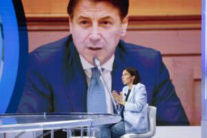 ELLY SCHLEIN – SEGRETARIA PD, SULLO SFONDO GIUSEPPE CONTE ELLY SCHLEIN – SEGRETARIA PD, SULLO SFONDO GIUSEPPE CONTE