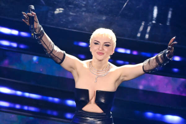 Arisa soccorre una fan e si sbeffeggia da sola sul suo aspetto fisico “Sta cessa”. Rocco Siffredi alla carica “facciamo un porno insieme educativo e romantico”