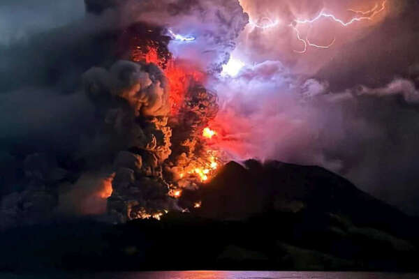 “Lava e fulmini in un video” la potente eruzione pliniana del vulcano Ruang in Indonesia: scappano in migliaia per allerta tsunami. Video