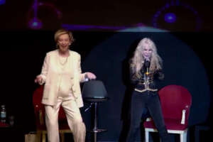 Elezioni europee: Letizia Moratti e Ivana Spagna cantano ‘Il cerchio della vita’ e ‘the best’. Con i balletti di Forza Italia spunta Marta Fascina. Video