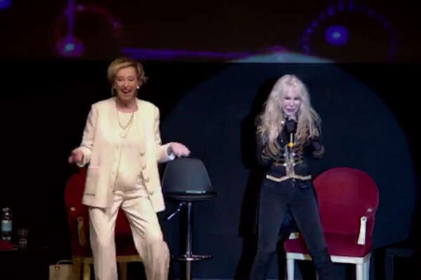 Elezioni europee: Letizia Moratti e Ivana Spagna cantano ‘Il cerchio della vita’ e ‘the best’. Con i balletti di Forza Italia spunta Marta Fascina. Video Elezioni europee: Letizia Moratti e Ivana Spagna cantano ‘Il cerchio della vita’ e ‘the best’. Con i balletti di Forza Italia spunta Marta Fascina. Video